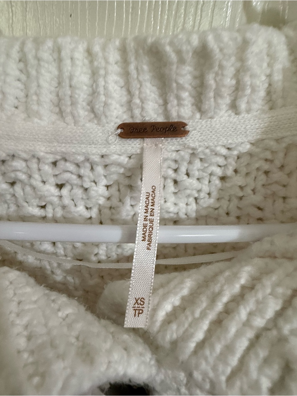 Free People White Cable Knit Cropped Cardigan Sweater XS - Picture 4 of 7